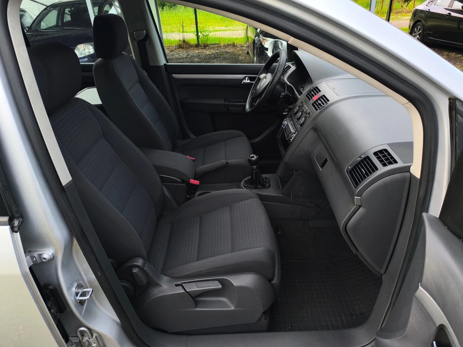 VW Touran -1.9TDI-105кс-6 скорости-КЛИМАТРОНИК-, снимка 15 - Автомобили и джипове - 54790869