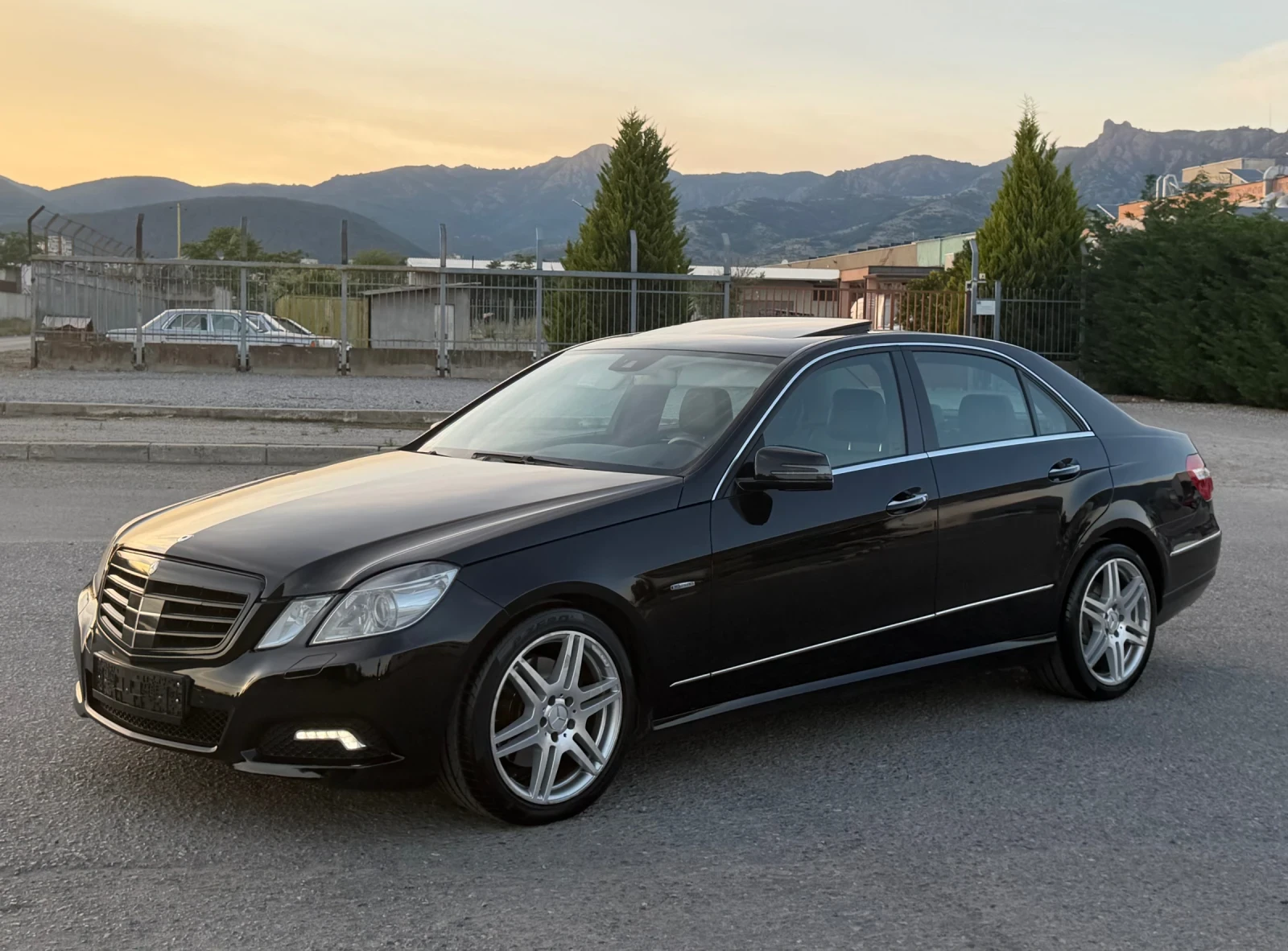 Mercedes-Benz E 350 V6 231ps Avangarde /Lane Assist/Шибедах/Погрев , снимка 2 - Автомобили и джипове - 54856950