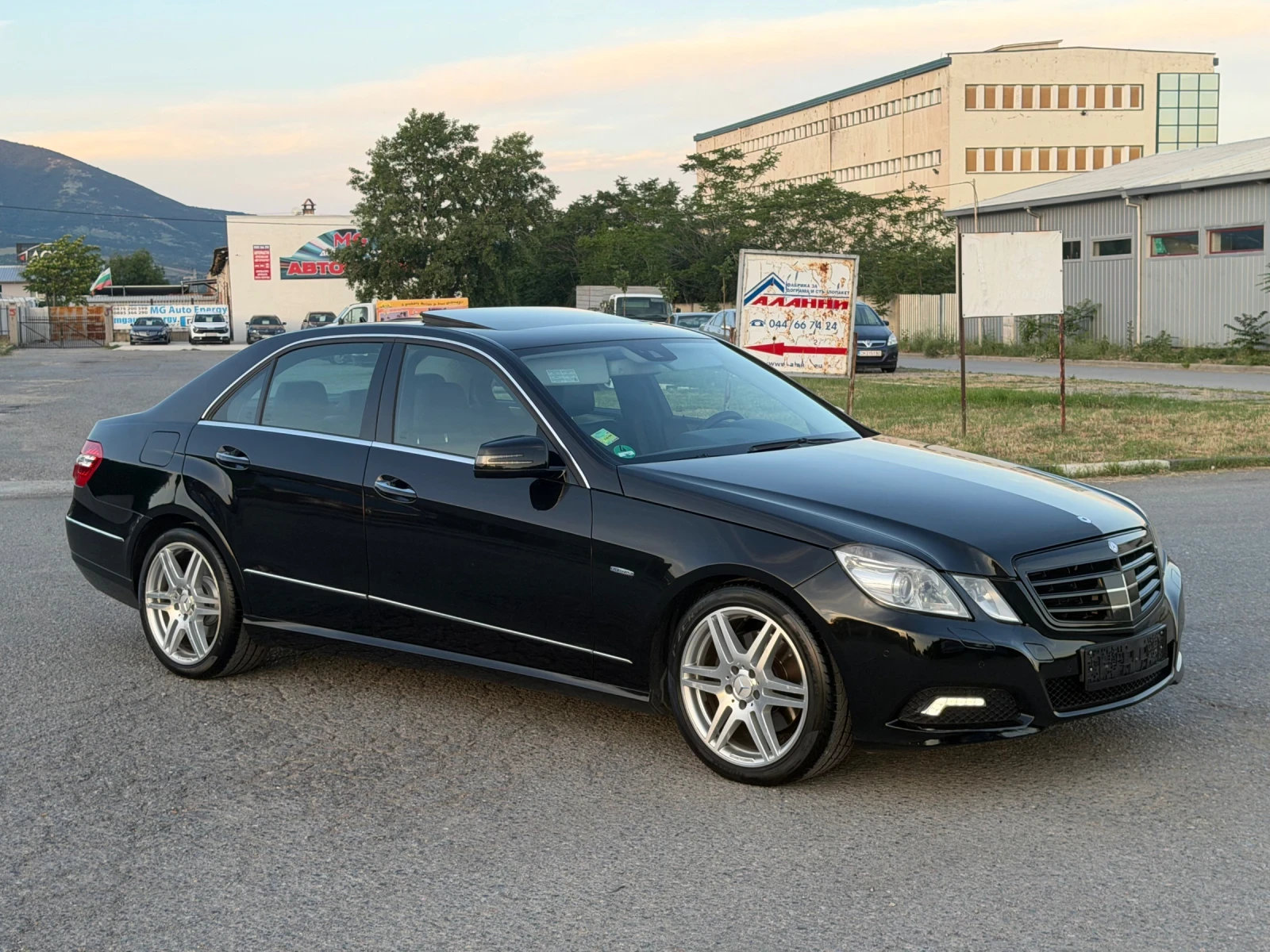 Mercedes-Benz E 350 V6 231ps Avangarde /Lane Assist/Шибедах/Погрев , снимка 4 - Автомобили и джипове - 54856950
