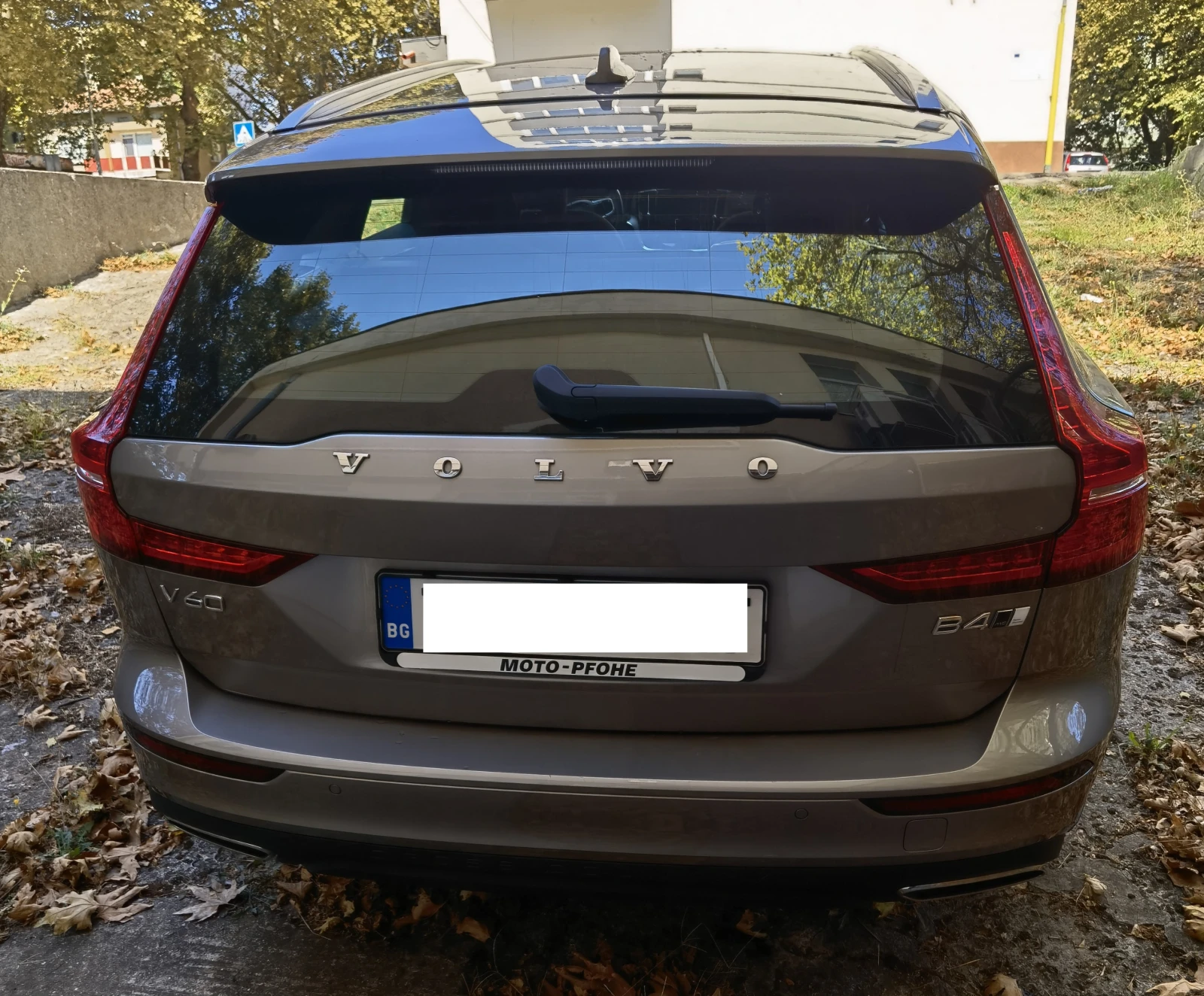 Volvo V60 Cross Country B4, снимка 2 - Автомобили и джипове - 56004180