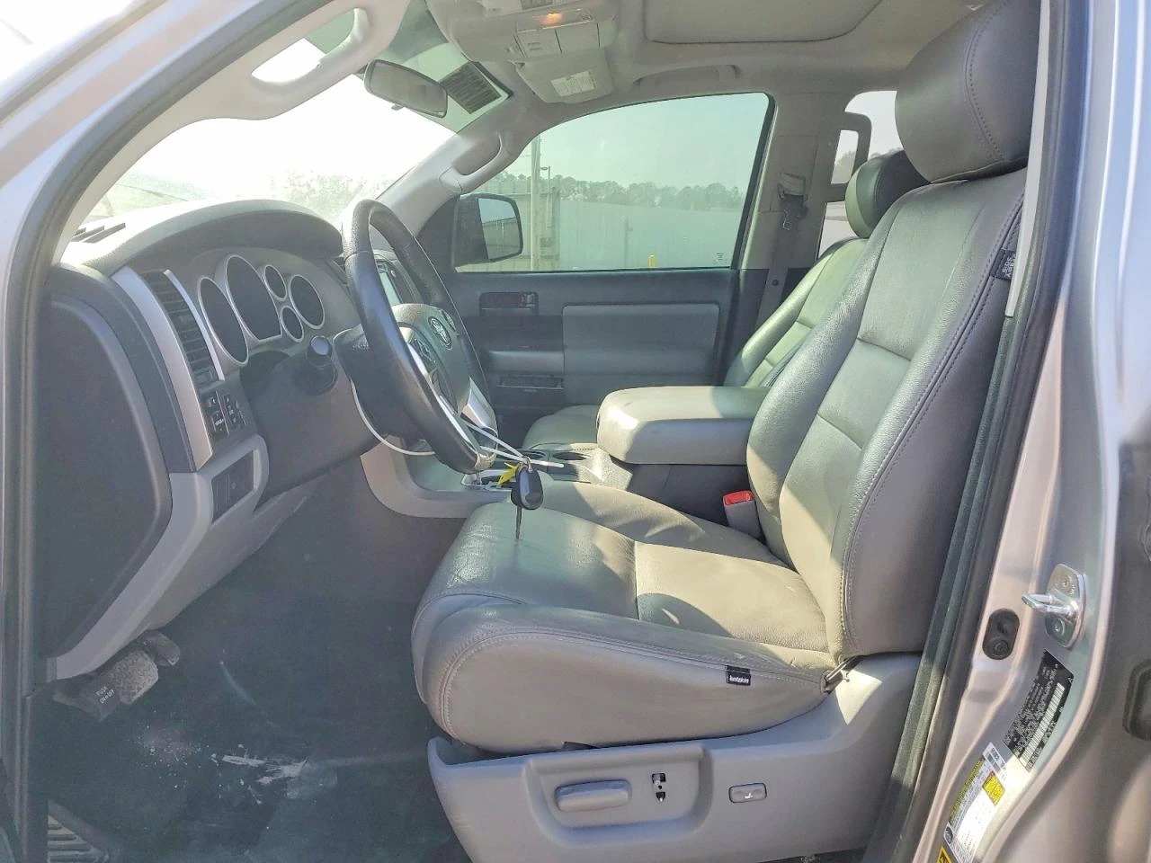 Toyota Sequoia 5.7* SR5* 4Х4 - изображение 8