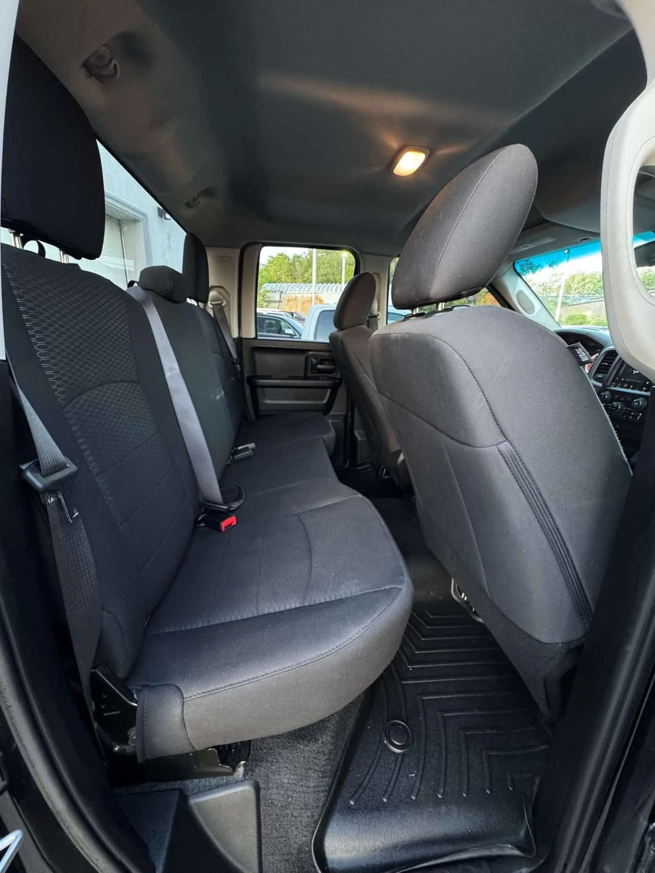 Dodge RAM 1500 * Express 4x4 Quad Cab 6'4 Box * CARFAX * ���� | Mobile.bg � ����������� 9