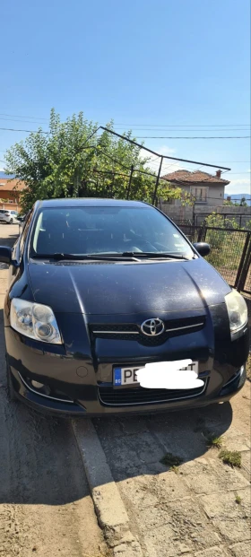     Toyota Auris 2.0 .