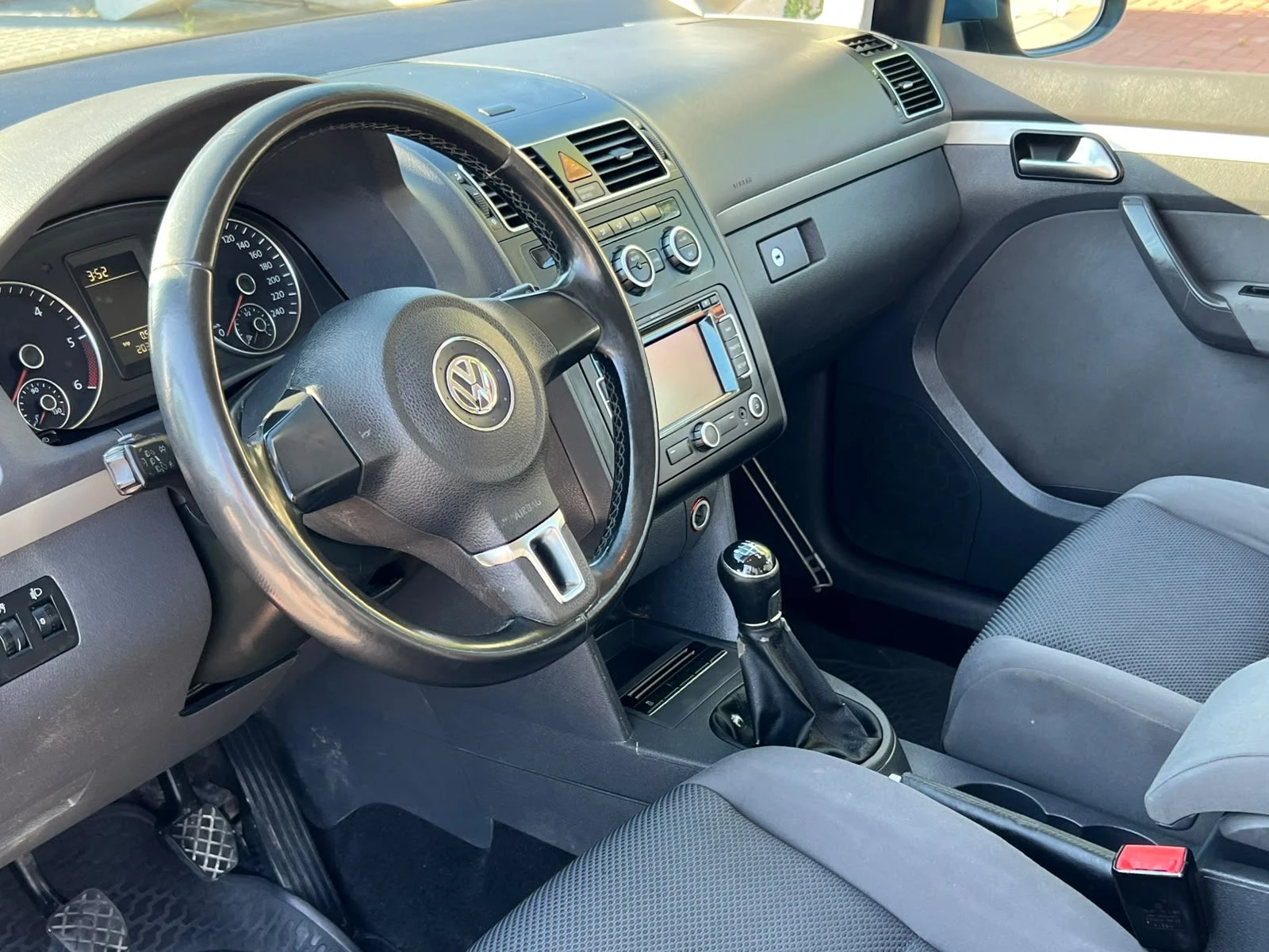 VW Touran НОВ ВНОС 7-Местен клина нави реал км, снимка 10 - Автомобили и джипове - 55668407