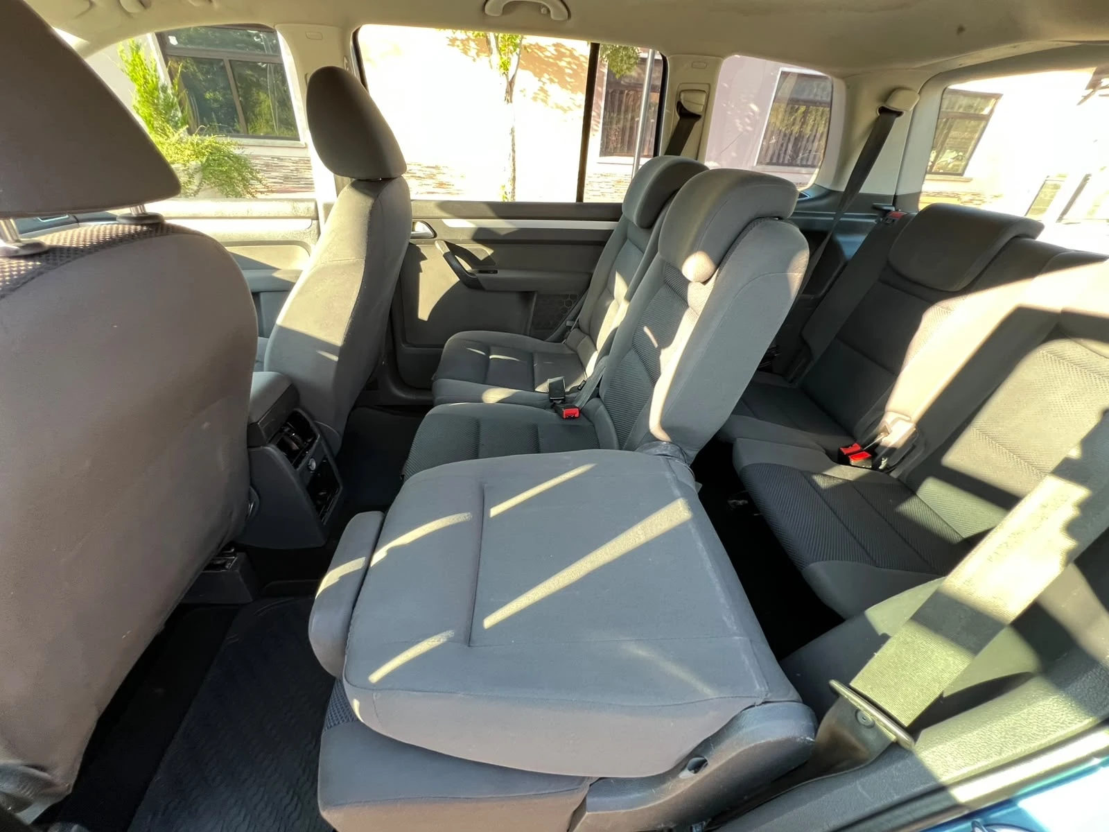 VW Touran НОВ ВНОС 7-Местен клина нави реал км, снимка 12 - Автомобили и джипове - 55668407
