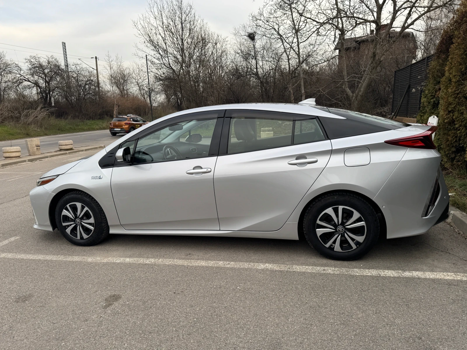 Toyota Prius FACELIFT 1.8 Plug in Hybrid, снимка 3 - Автомобили и джипове - 53825361