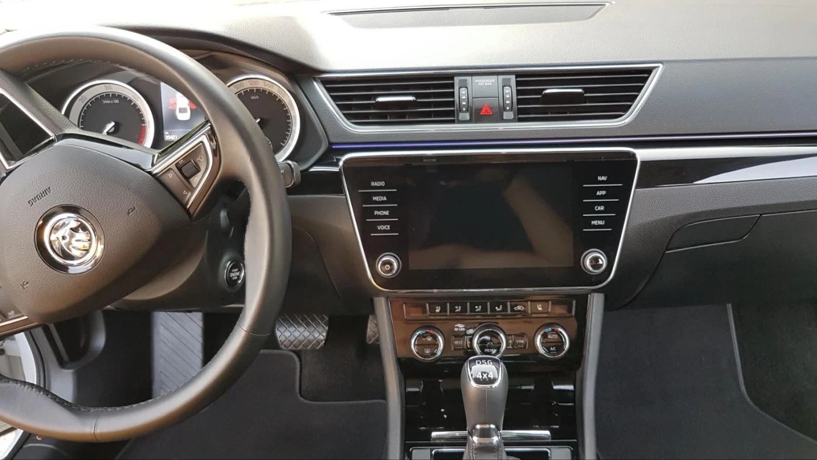 Skoda Superb Laurin&Klement, снимка 11 - Автомобили и джипове - 54743319