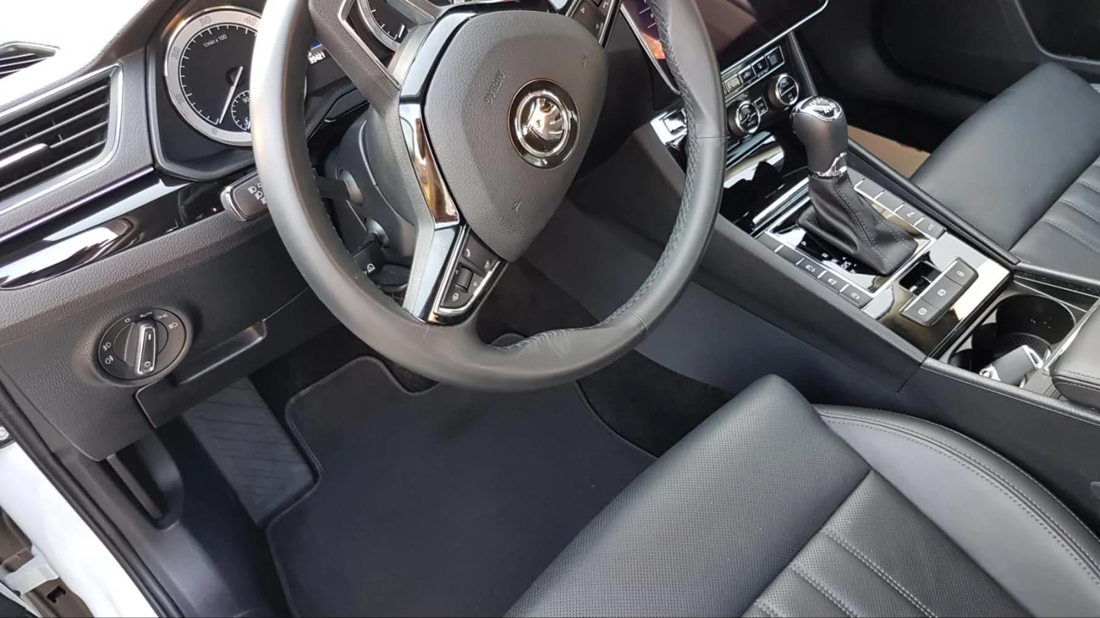 Skoda Superb Laurin&Klement, снимка 10 - Автомобили и джипове - 54743319