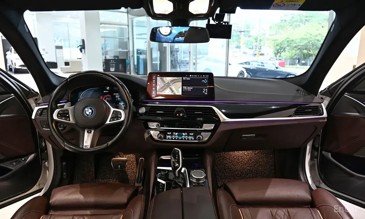 BMW 530E M* SPORT* ОБДУХВАНЕ* 360КАМЕРА* ХЕДЪП* LANE* ASSIS, снимка 6 - Автомобили и джипове - 55821910