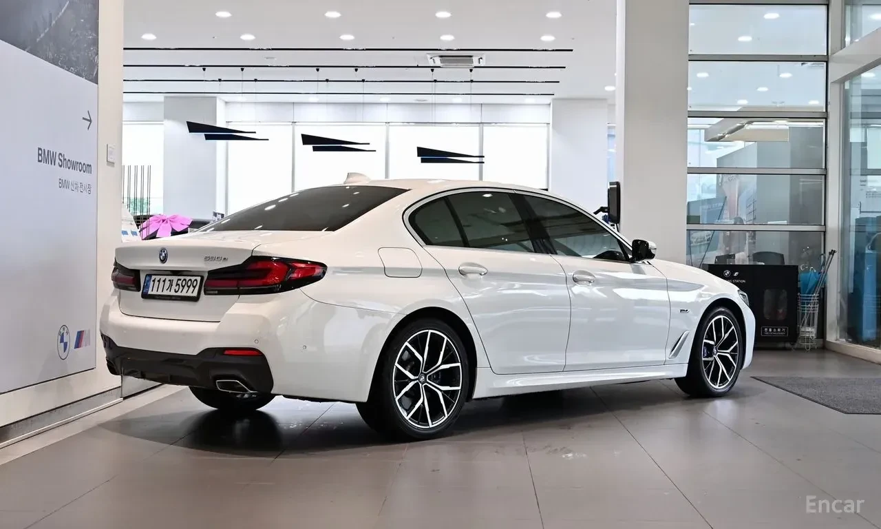 BMW 530E M* SPORT* ОБДУХВАНЕ* 360КАМЕРА* ХЕДЪП* LANE* ASSIS, снимка 2 - Автомобили и джипове - 55821910