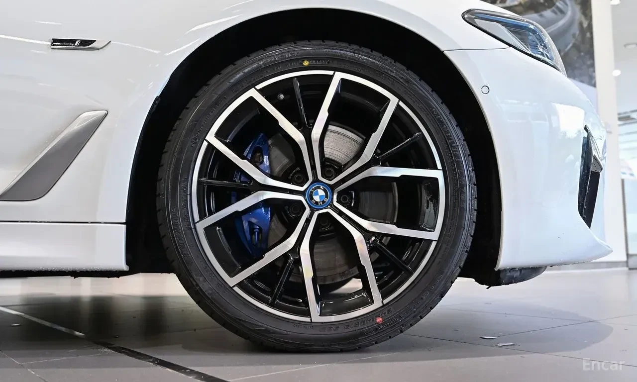 BMW 530E M* SPORT* ОБДУХВАНЕ* 360КАМЕРА* ХЕДЪП* LANE* ASSIS, снимка 5 - Автомобили и джипове - 55821910
