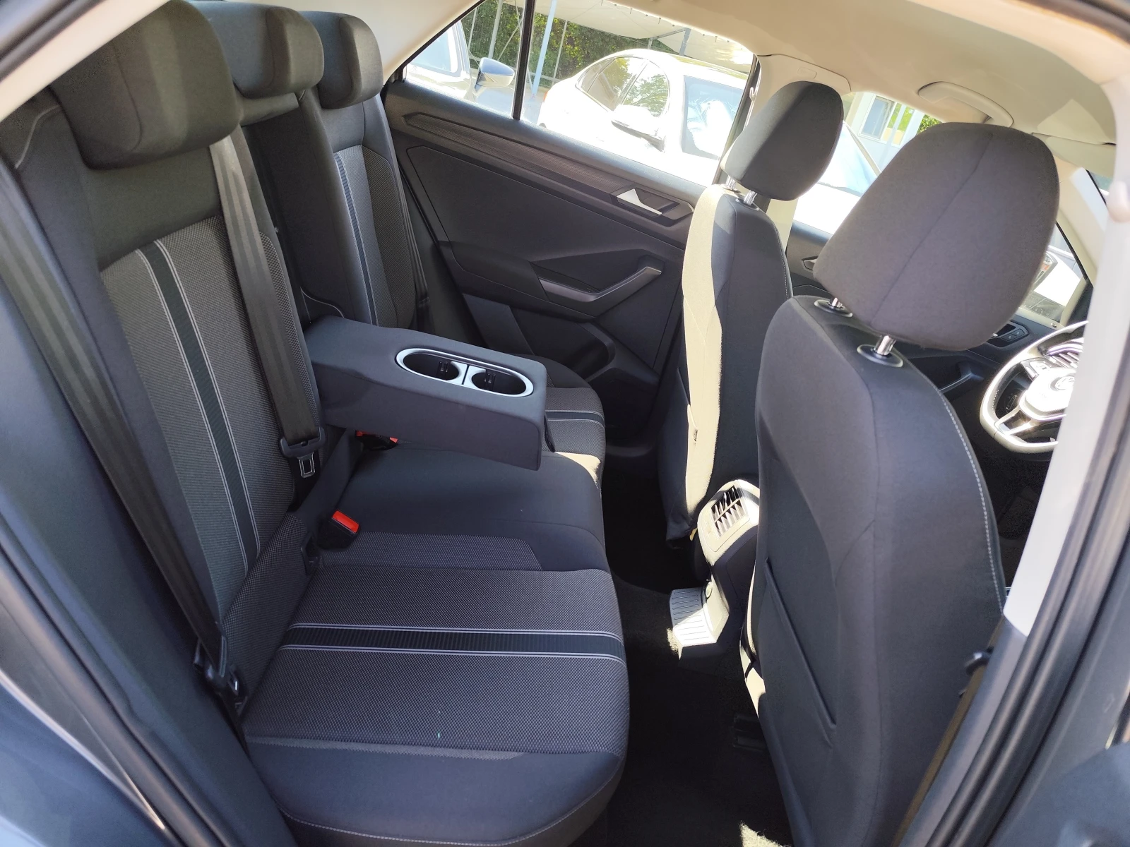 VW T-Roc 2.0TDi* DSG* 4X4* LED* NAVI* APP* EURO6B* , снимка 11 - Автомобили и джипове - 54889854