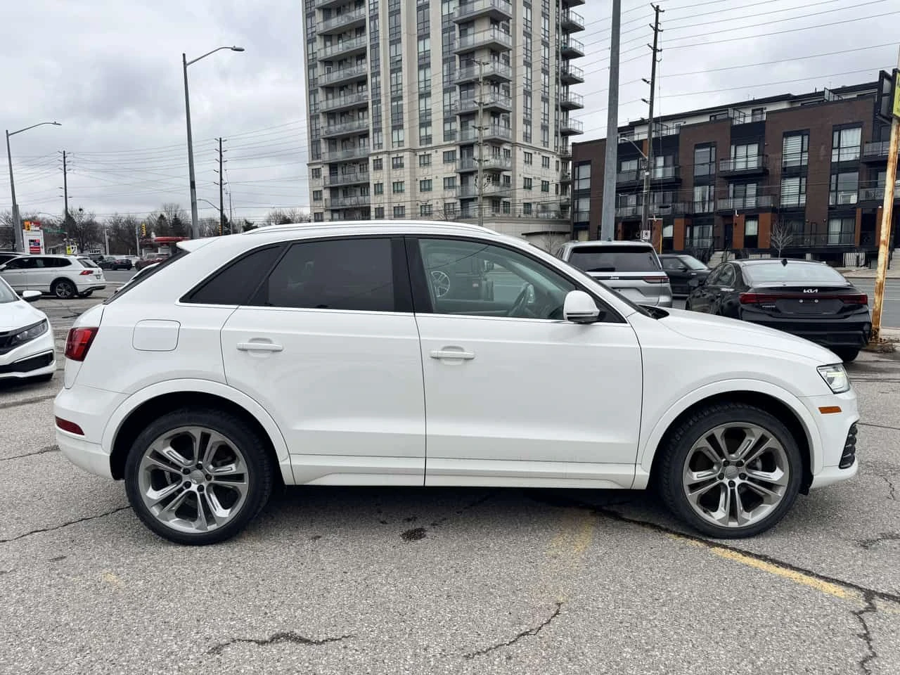 Audi Q3 * Progressiv * CARFAX * БЕЗ ПЪРВОНАЧАЛНА ВНОСКА, снимка 3 - Автомобили и джипове - 54918488