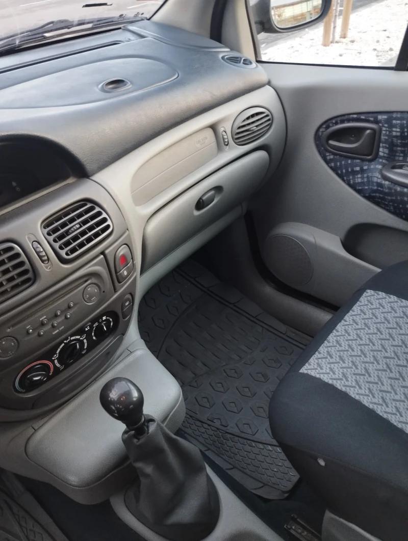 Renault Scenic, снимка 9 - Автомобили и джипове - 48311224