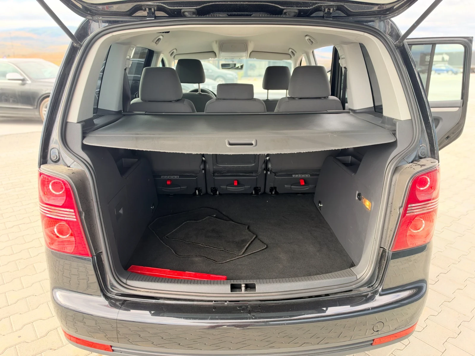VW Touran 1.9TDI Собствен лизинг!!!, снимка 15 - Автомобили и джипове - 56732438