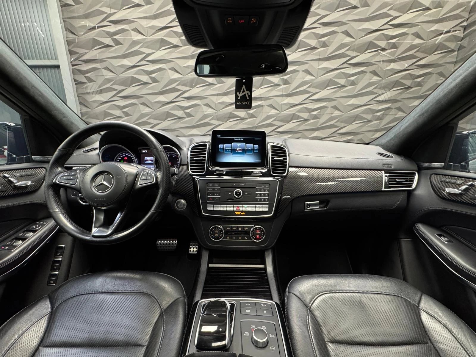 Mercedes-Benz GLS 500 AMG* Harmann* ОБДУХВАНЕ* PANO* 360CAM - изображение 5