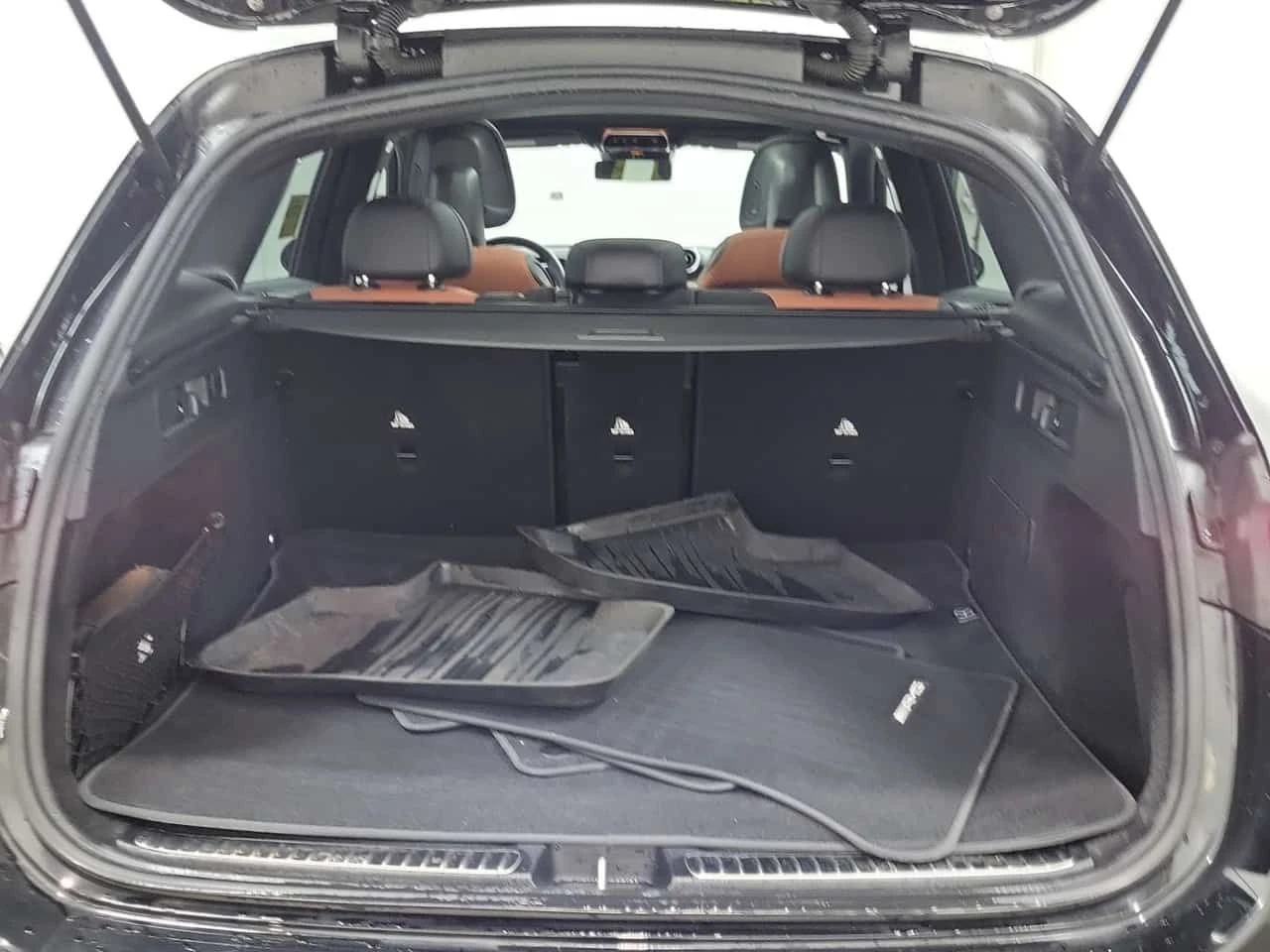 Mercedes-Benz GLC 300 * Един собственик * Без инциденти * Oт Mercedes * , снимка 13 - Автомобили и джипове - 54908903