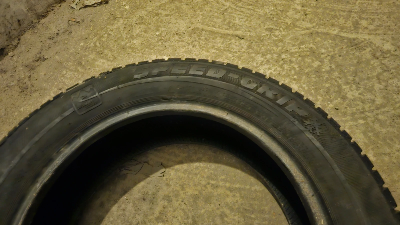 Гуми Зимни 205/55R16, снимка 4 - Гуми и джанти - 56045151