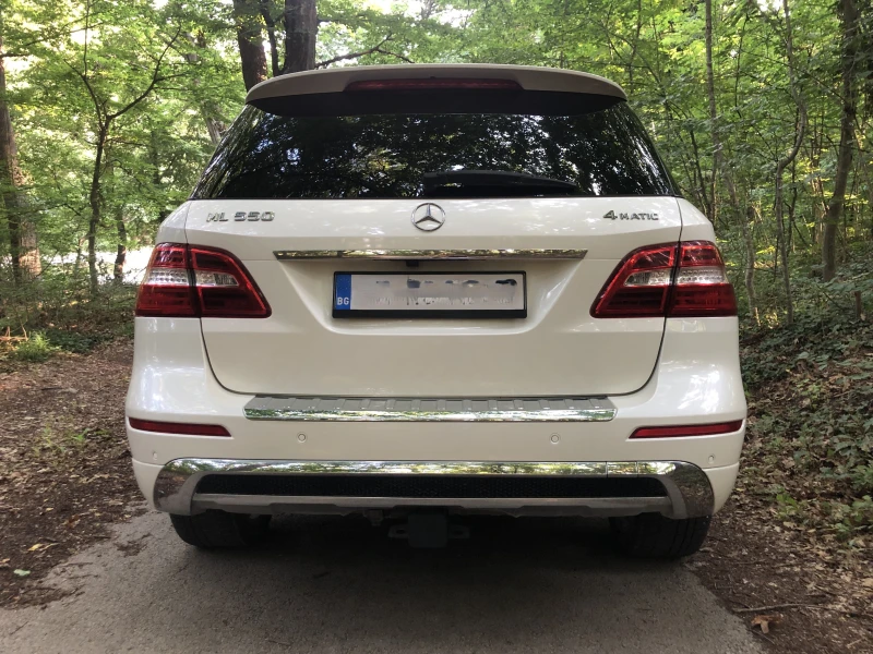 Mercedes-Benz ML 550 AMG  DISTRONIC/LEATHER/TV/LANE-BLINDSPOT/PANORAMA, снимка 4 - Автомобили и джипове - 48391374