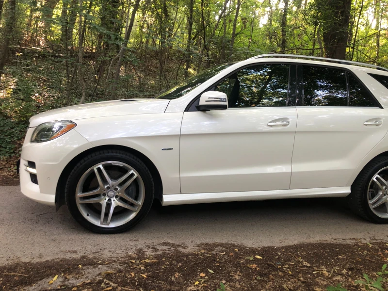 Mercedes-Benz ML 550 AMG  DISTRONIC/LEATHER/TV/LANE-BLINDSPOT/PANORAMA, снимка 3 - Автомобили и джипове - 48391374