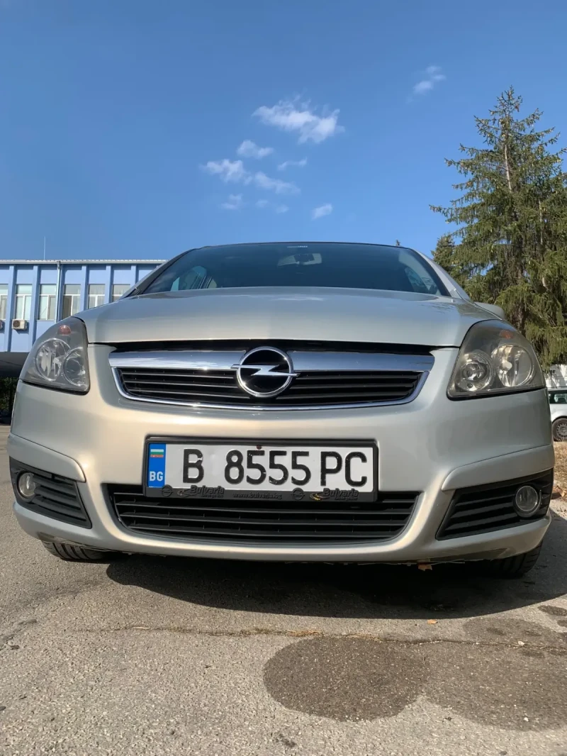 Opel Zafira купена от дилър в България, снимка 3 - Автомобили и джипове - 49417113