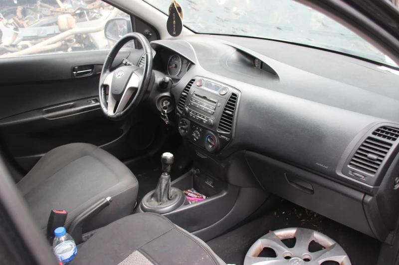Hyundai I20 1.2i  С ПРОБЛЕМ В ДВИГАТЕЛЯ   САМО НА ЧАСТИ , снимка 9 - Автомобили и джипове - 52041290