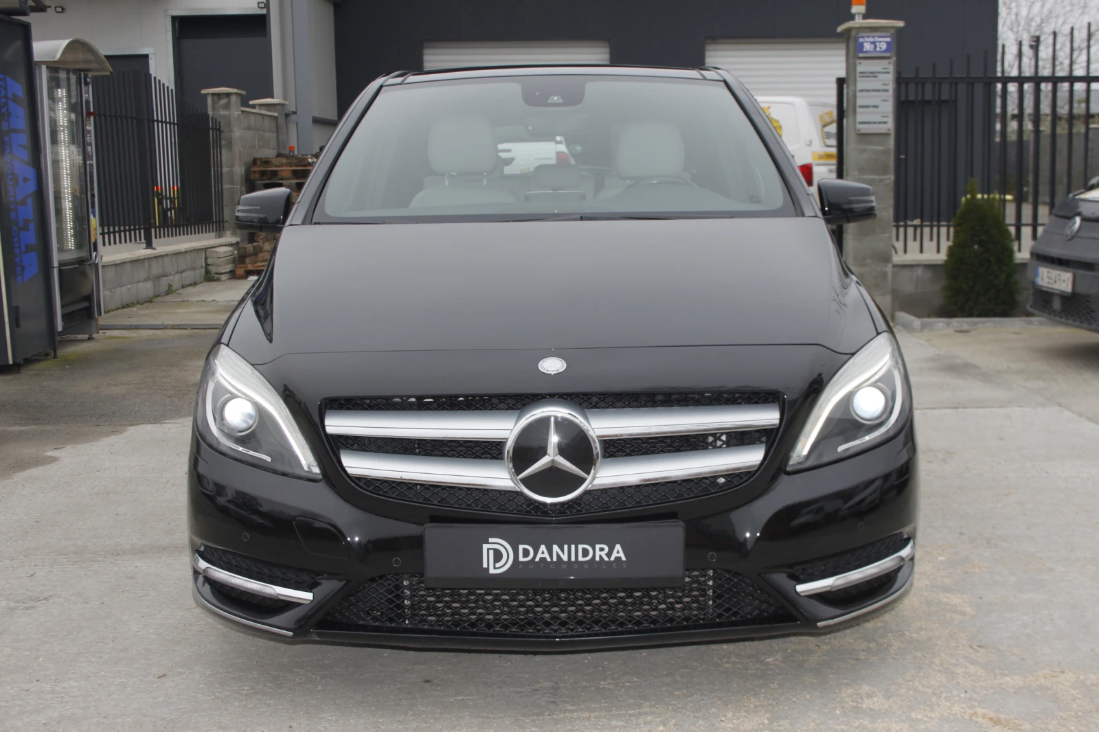 Mercedes-Benz B 180 PREMIUM* 170хил КМ* БЕНЗИН* ПАНОРАМА* , снимка 1