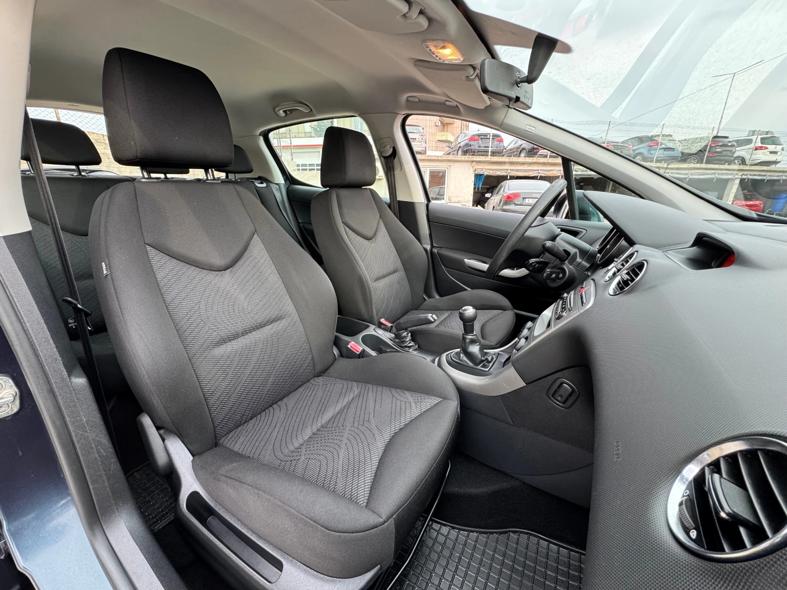 Peugeot 308 1.4i-98кс., снимка 12 - Автомобили и джипове - 53915603