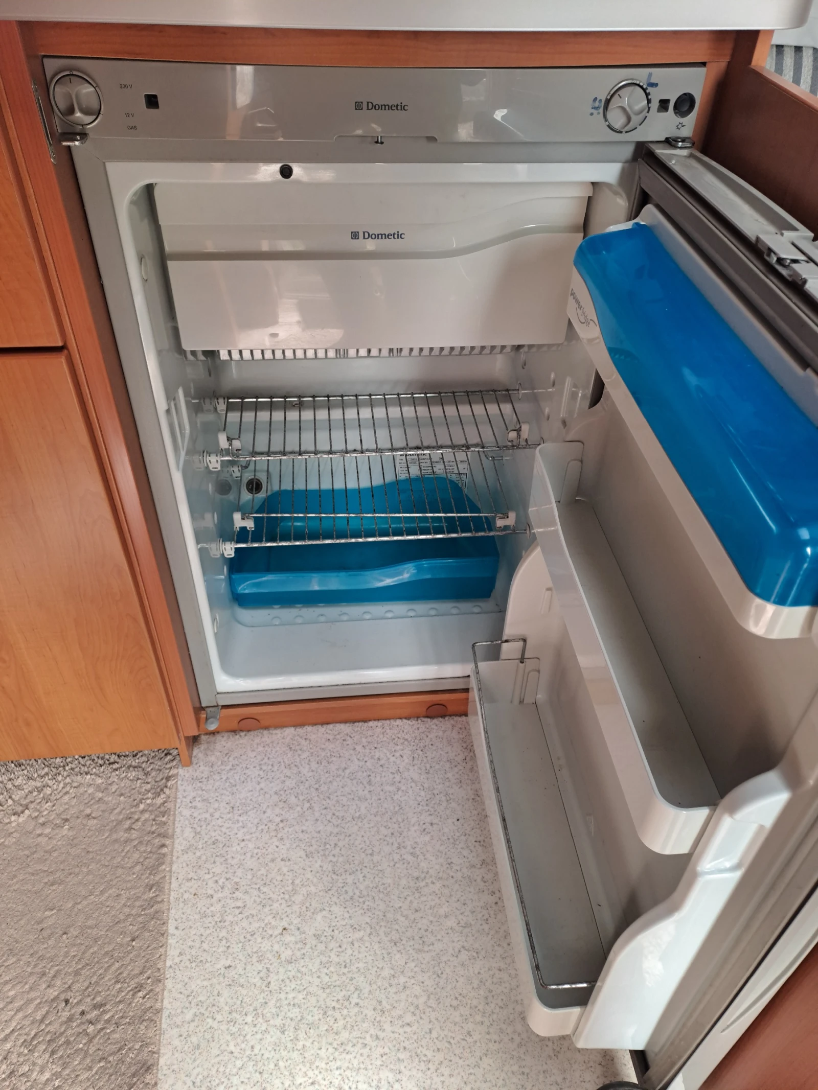 Каравана Knaus Eurostar, снимка 9 - Каравани и кемпери - 53959314