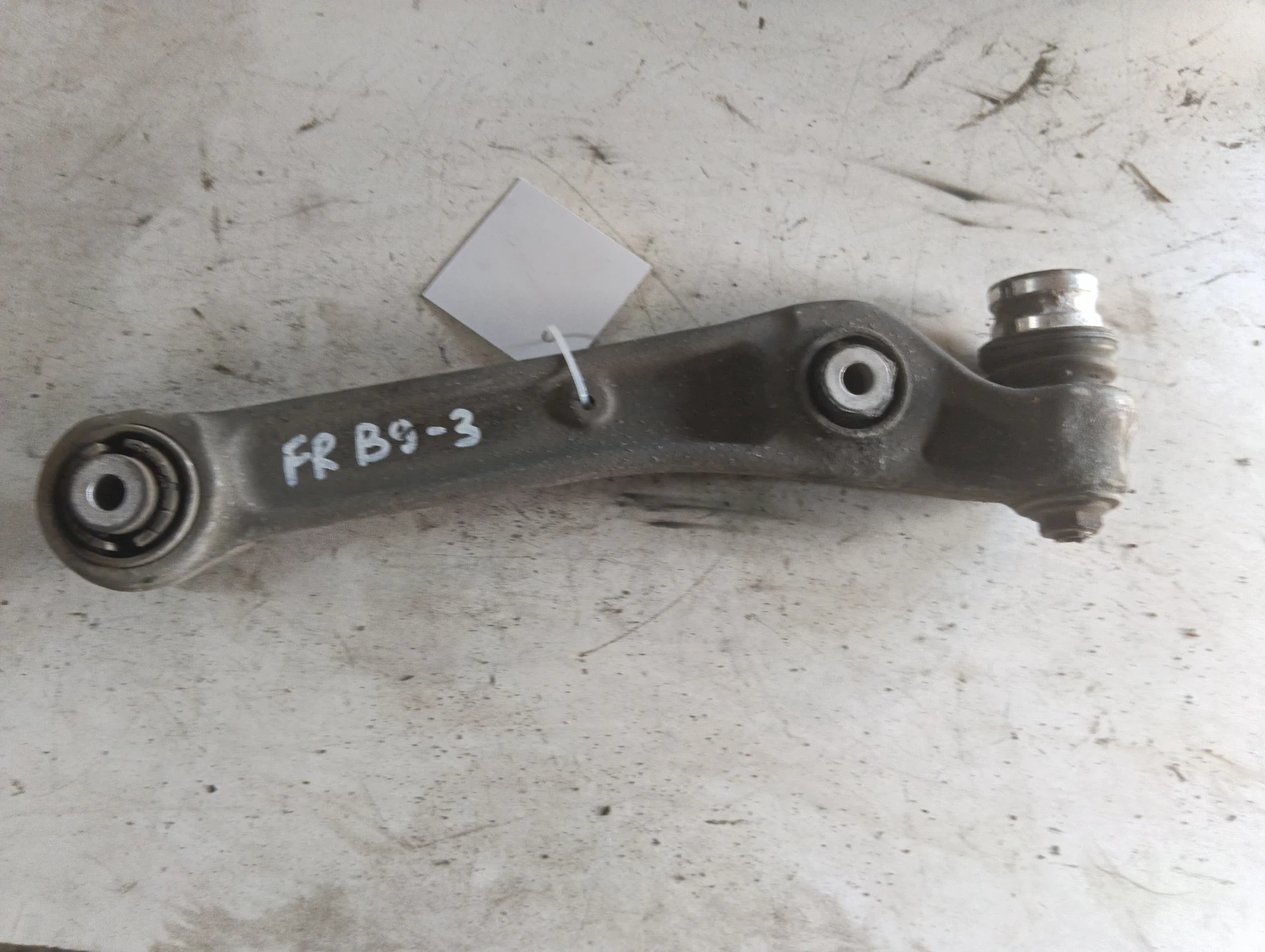 носач преден десен 8W0407156A Audi A4