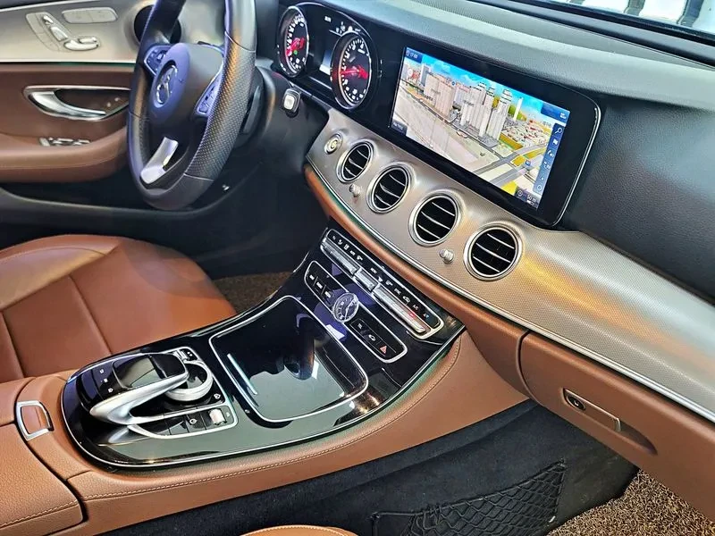 Mercedes-Benz E 200 Avantgarde, снимка 9 - Автомобили и джипове - 55110313