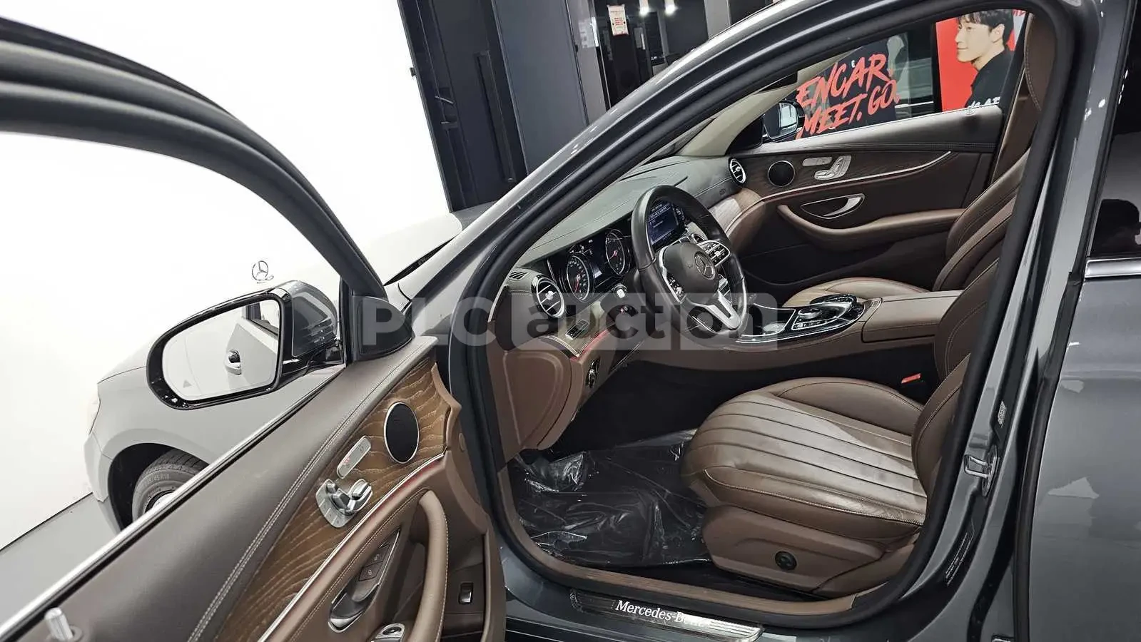 Mercedes-Benz E 220 ПОДГРЕВИ * ПАНО * KEYLESS * АВТОКРЕДИТ , снимка 10 - Автомобили и джипове - 54999272