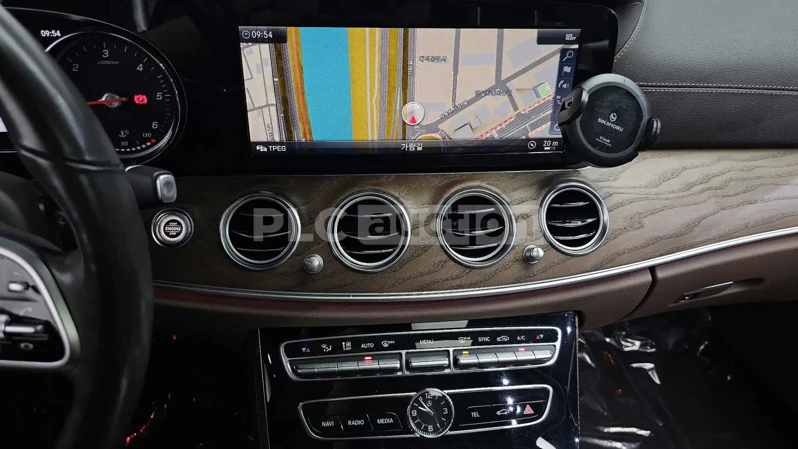 Mercedes-Benz E 220 ПОДГРЕВИ * ПАНО * KEYLESS * АВТОКРЕДИТ , снимка 14 - Автомобили и джипове - 54999272