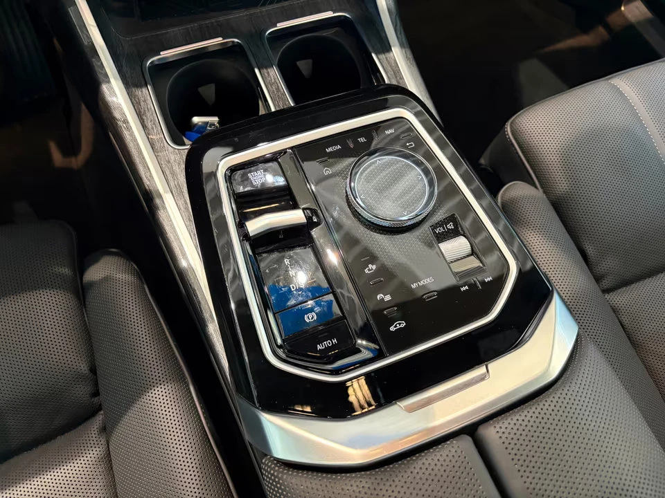 BMW 750 xDRIVE/299HP/360/B&W/HUD/PANO/ACC/588z, снимка 15 - Автомобили и джипове - 55258295