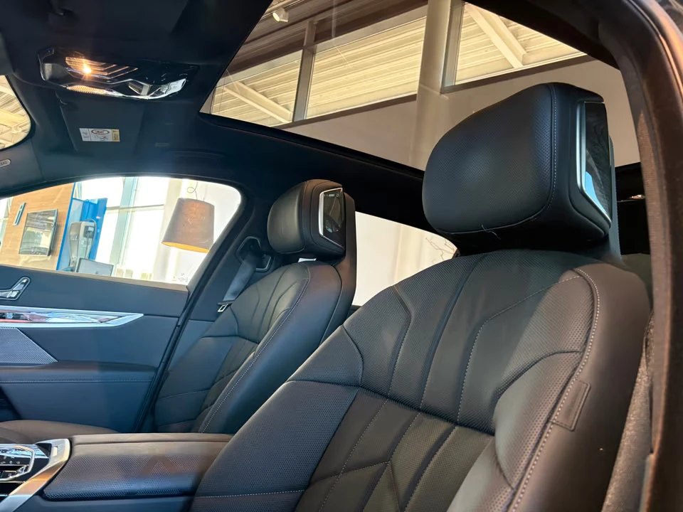 BMW 750 xDRIVE/299HP/360/B&W/HUD/PANO/ACC/588z, снимка 10 - Автомобили и джипове - 55258295