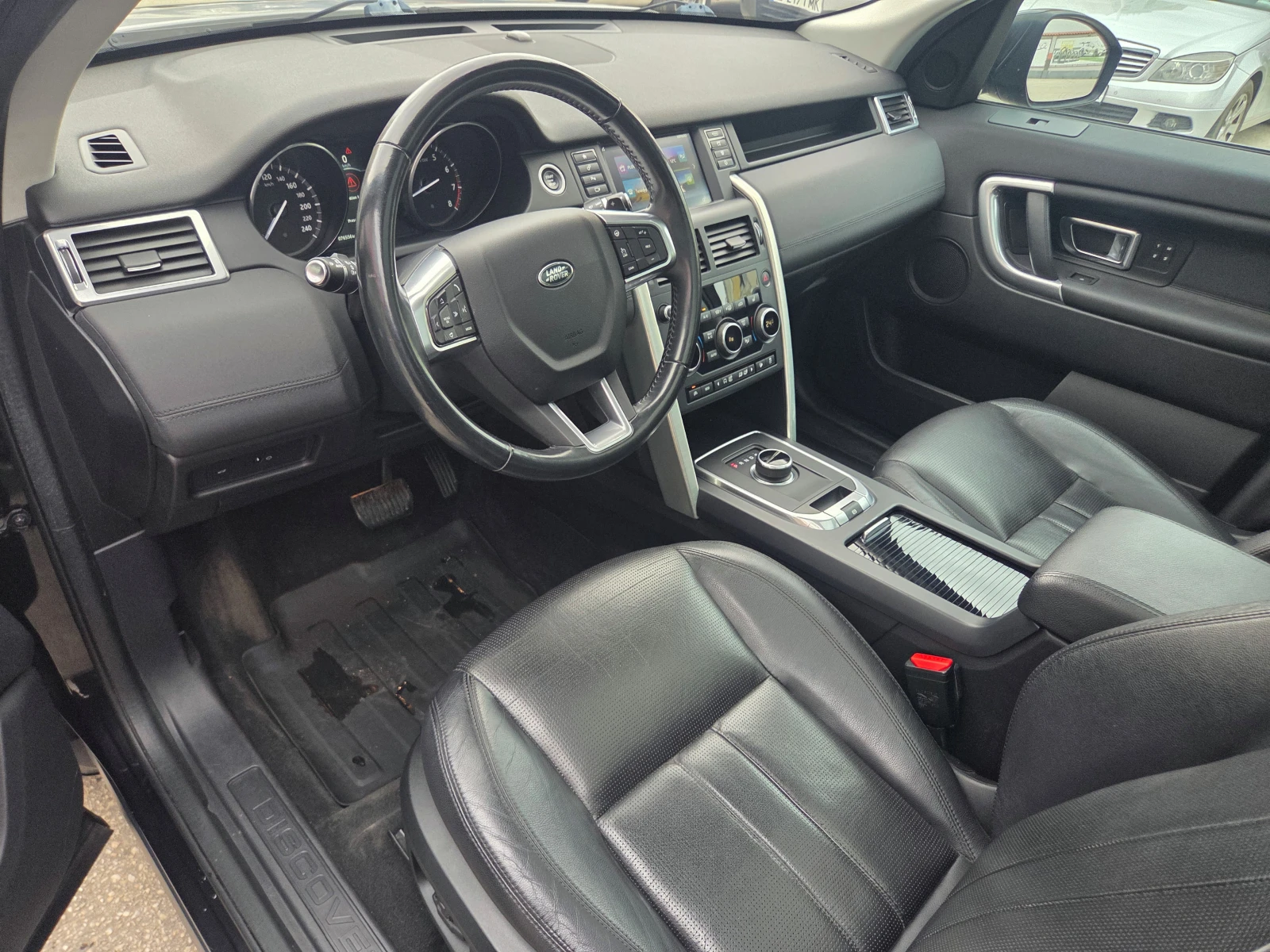 Land Rover Discovery Sport 2.0i-HSE (240hp) AT/4x4/Navi/Камера, снимка 9 - Автомобили и джипове - 54205458
