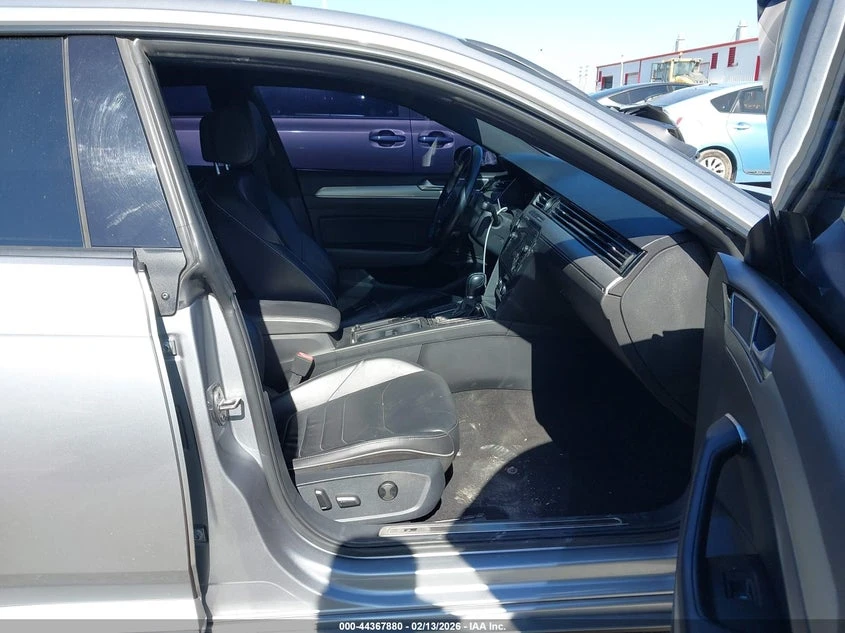 VW Arteon 2.0l Volkswagen 2.0T Sel R-Line, снимка 5 - Автомобили и джипове - 53823704