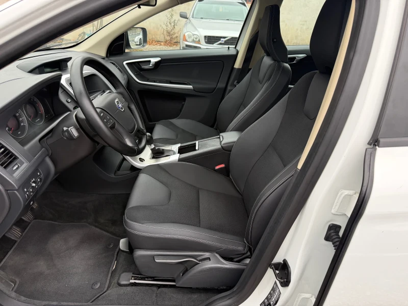 Volvo XC60 2.4D Drive Италия, снимка 13 - Автомобили и джипове - 52740937