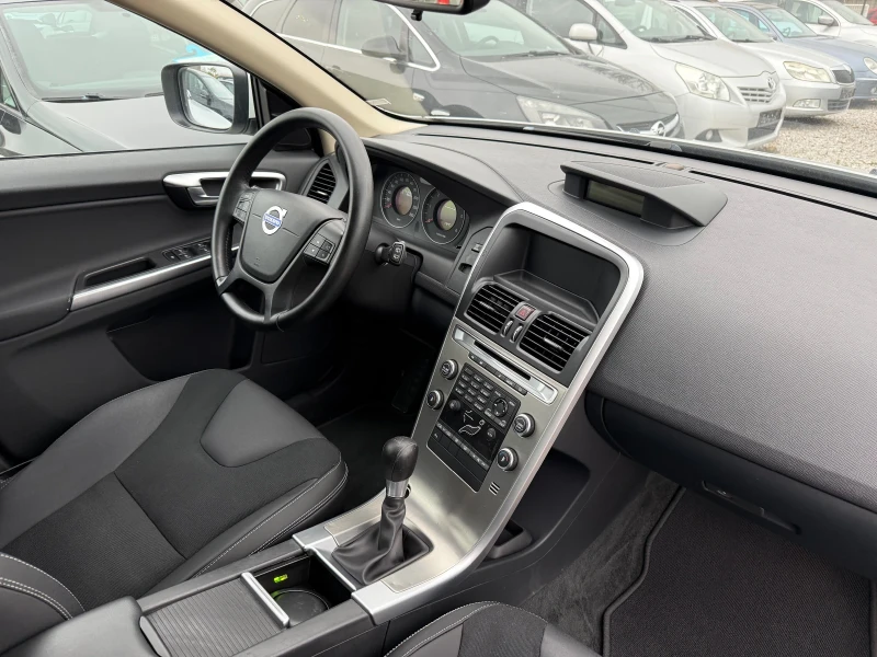 Volvo XC60 2.4D Drive Италия, снимка 11 - Автомобили и джипове - 52740937