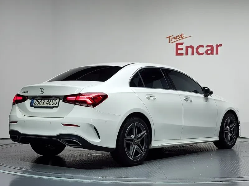 Mercedes-Benz A 220 AMG Line SEDAN, снимка 4 - Автомобили и джипове - 55295539