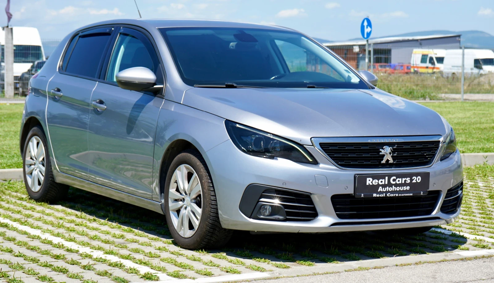 Peugeot 308 1.2I* CAMERA* РЕГИСТРИРАН* ОБСЛУЖЕН* , снимка 3 - Автомобили и джипове - 55448515