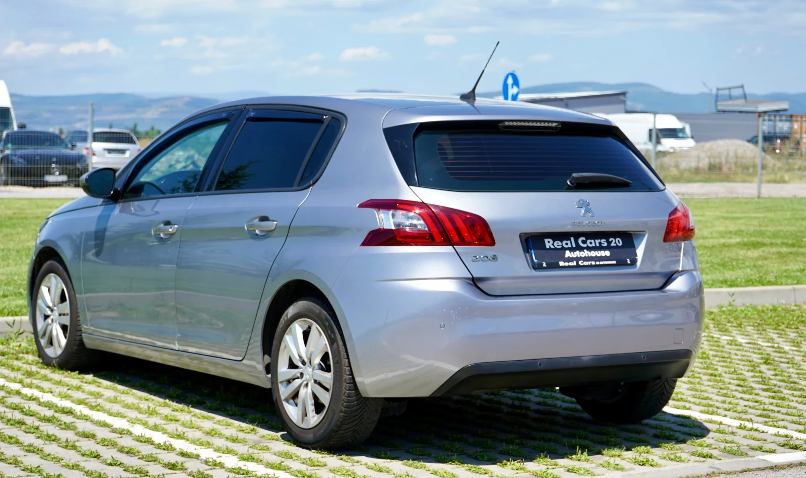 Peugeot 308 1.2I* CAMERA* РЕГИСТРИРАН* ОБСЛУЖЕН* , снимка 6 - Автомобили и джипове - 55448515