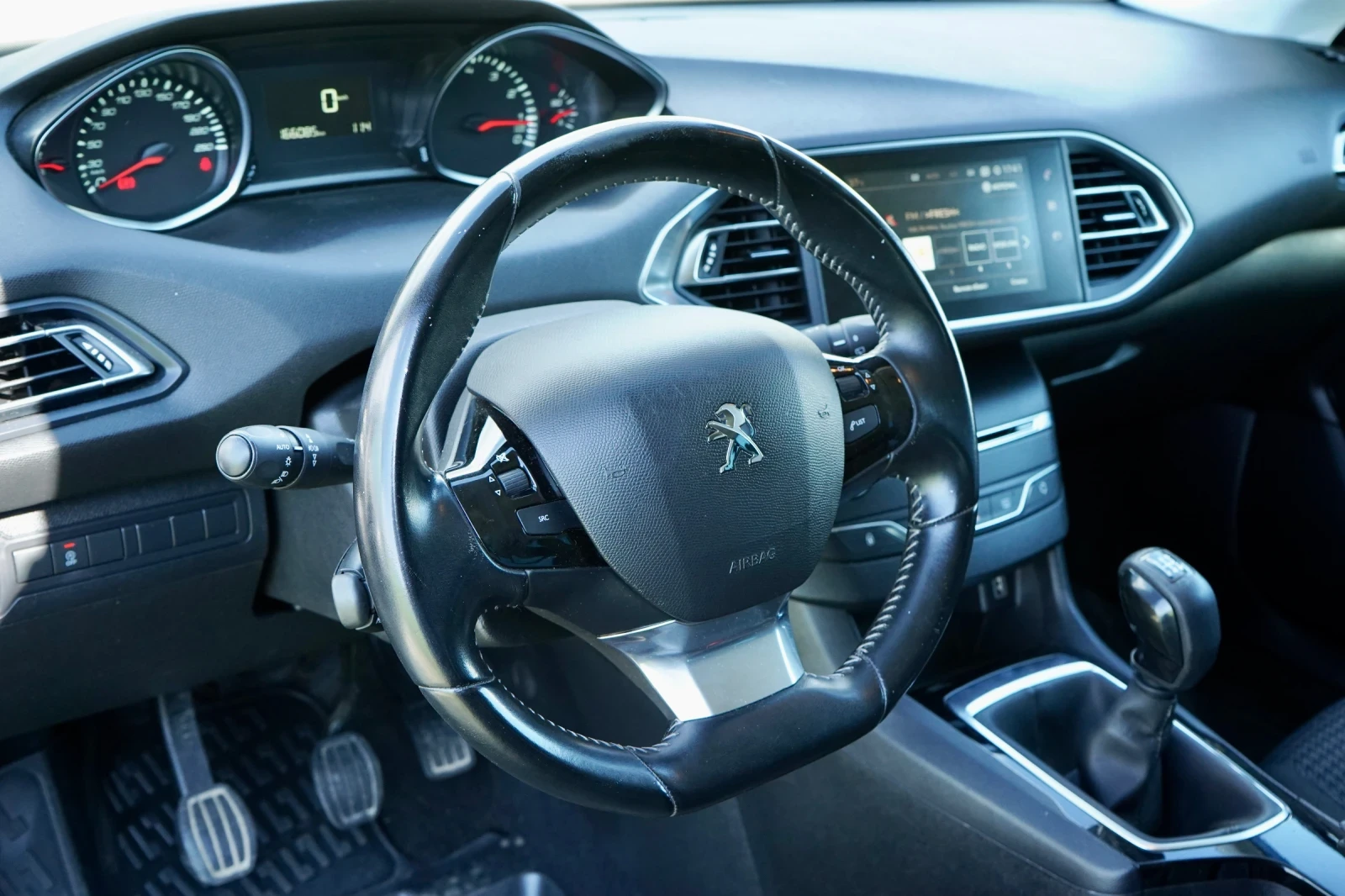 Peugeot 308 1.2I* CAMERA* РЕГИСТРИРАН* ОБСЛУЖЕН* , снимка 7 - Автомобили и джипове - 55448515