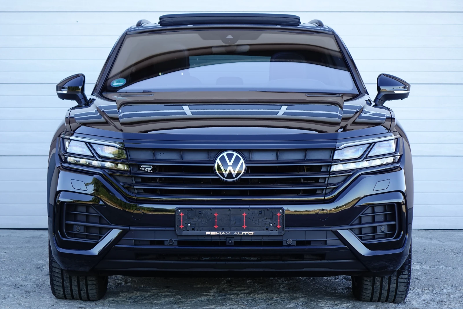 VW Touareg R-LINE* IQ HD MATRIX* HEAD UP* DYNAUDIO* PANO!!! - изображение 2