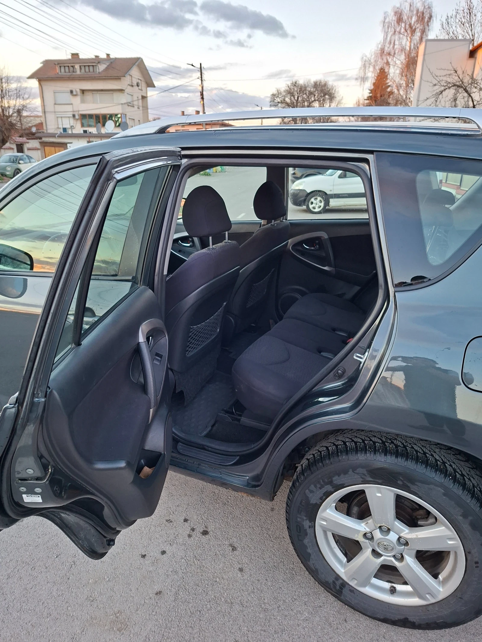 Toyota Rav4, снимка 10 - Автомобили и джипове - 54101613