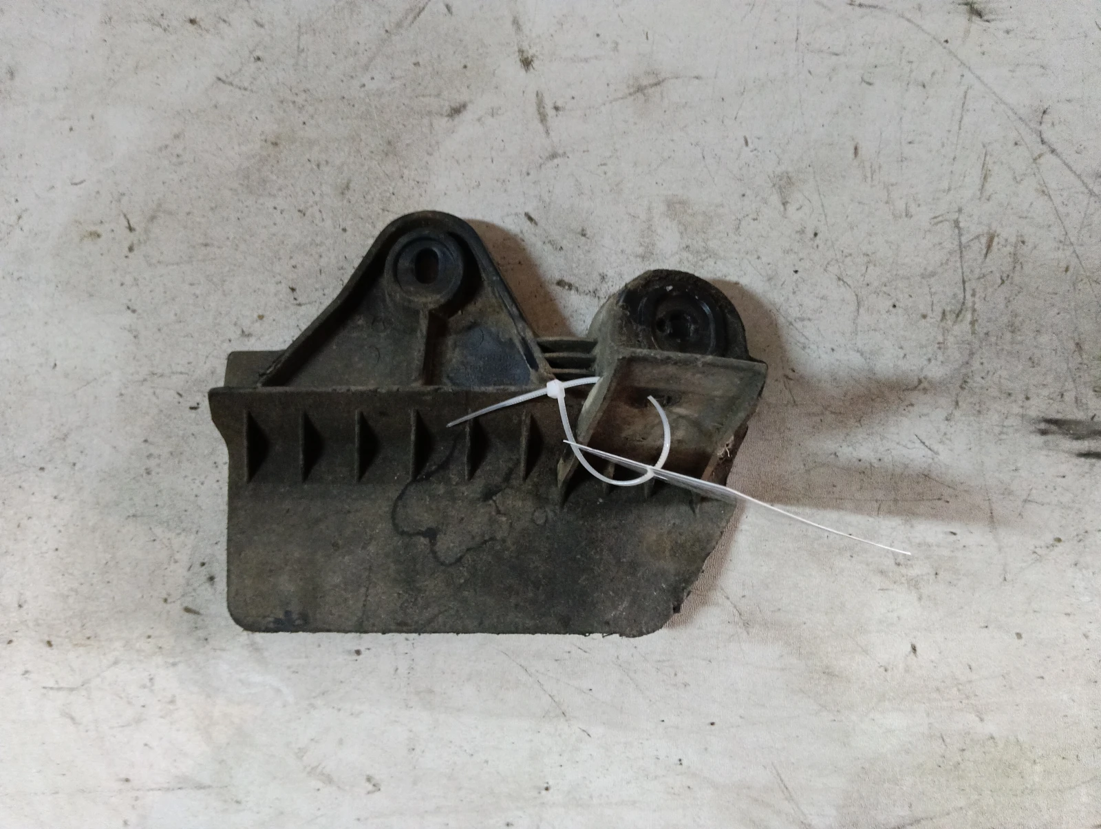 Калобран заден ляв 8V0853833 Audi A3