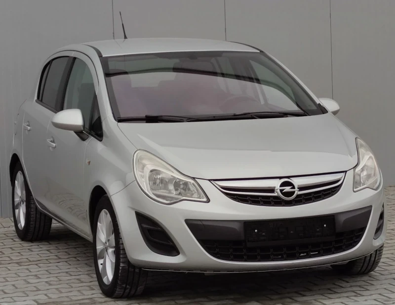 Opel Astra 1.2i* Facelift* , снимка 1 - Автомобили и джипове - 48169562