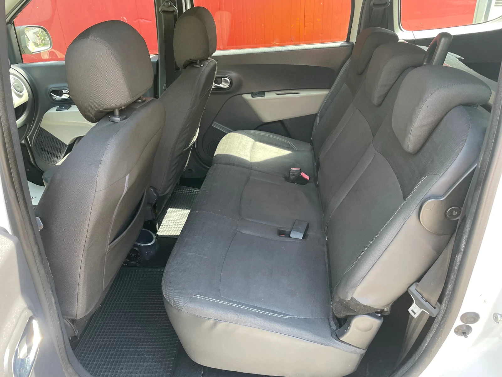 Dacia Lodgy 1.6 бензин-ГАЗ 102кс 6+ 1 места, снимка 13 - Автомобили и джипове - 54456914