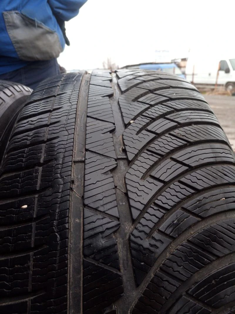 Гуми Зимни 245/50R18, снимка 1 - Гуми и джанти - 31257738