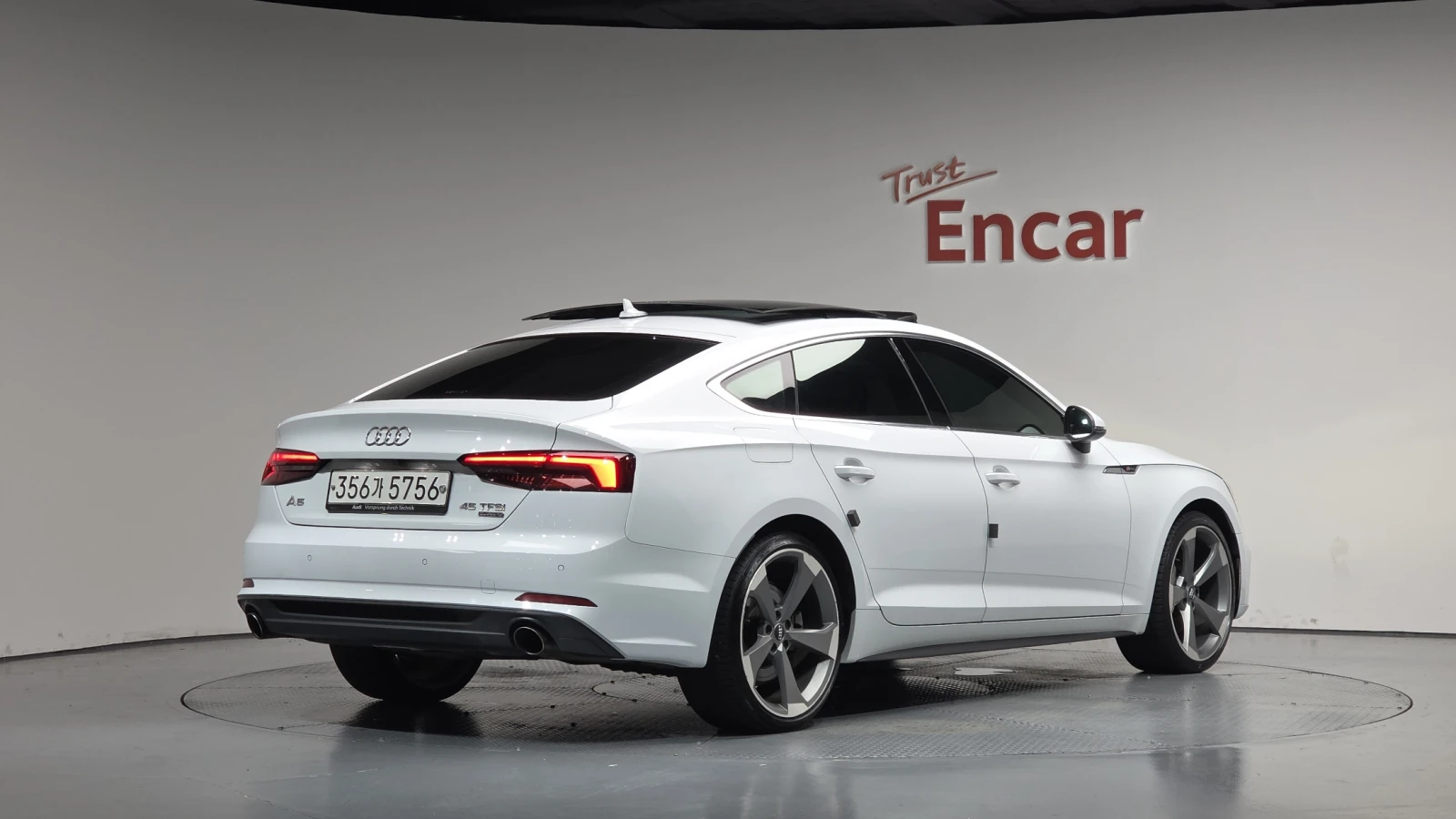 Audi A5 2020* LED* DIS* HUD* ПОДГРЕВ* КАМЕРА* СОБСТВЕН ЛИЗ, снимка 3 - Автомобили и джипове - 56180352